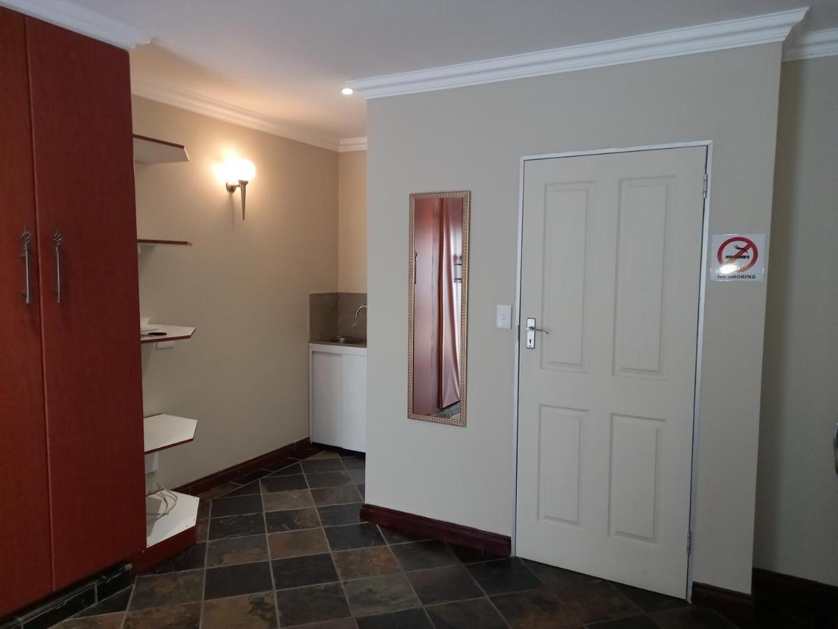 Troas Boutique Hotel Vanderbijlpark Bagian luar foto